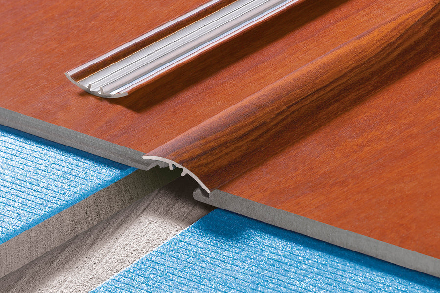 Прессованный пороговый профиль с силиконовым герметиком, алюминиевый ламинат, 30 мм, 0,9 м, цвет «Загородный дуб».