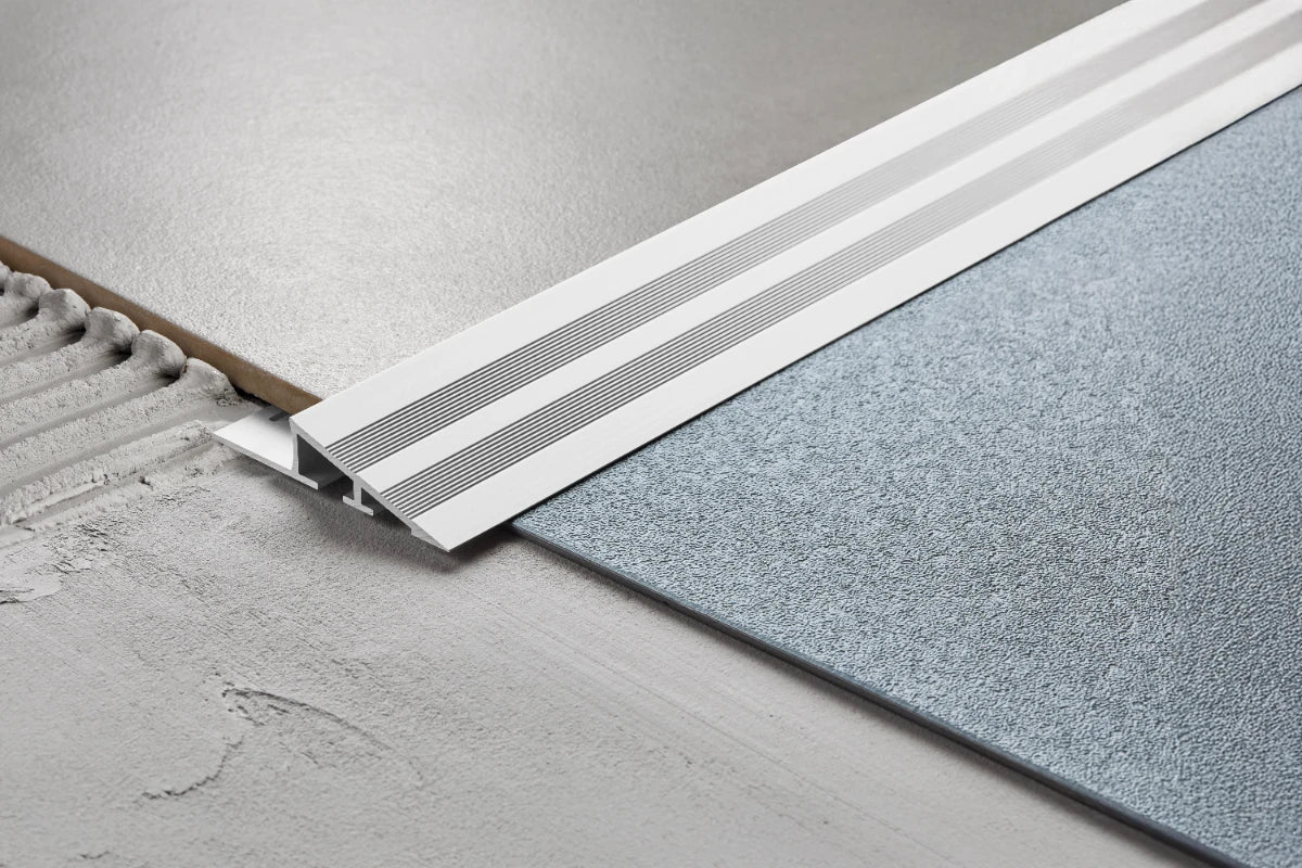 Profil do glazury aluminiowy najazdowy skośny ryflowany 44x13mm Cezar Naturalny surowy 2,50m