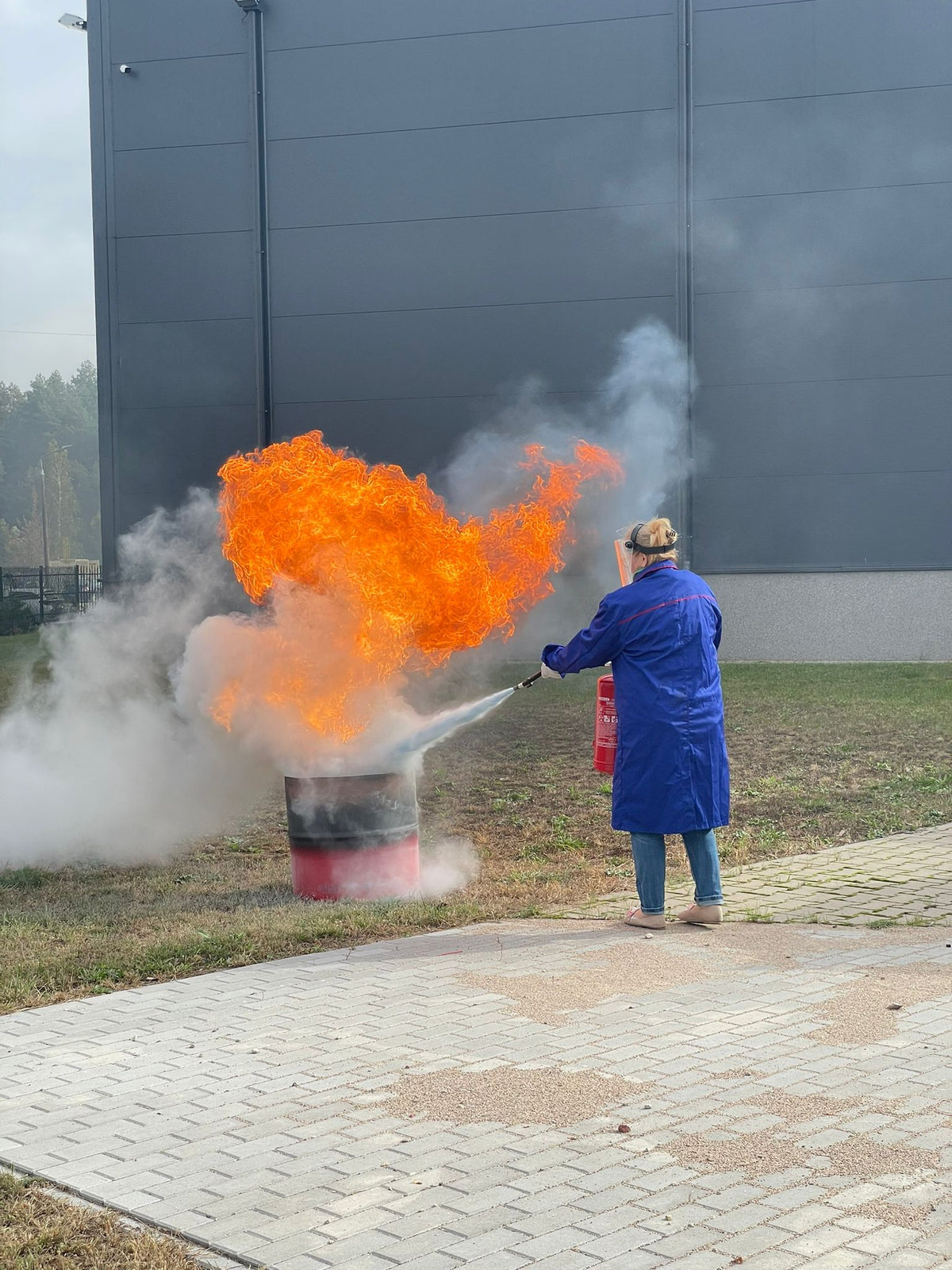 Szkolenia przeciwpożarowe i ćwiczenia ewakuacyjne w firmie Cezar – bezpieczeństwo pracowników to nasz priorytet