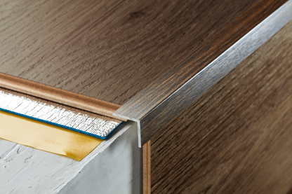 Profil schodowy narożny klejony aluminium anoda 20x20mm 1,35m Szampan