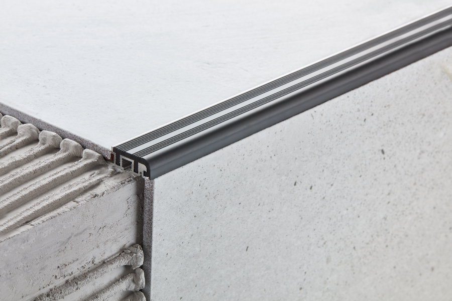 Profil schodowy aluminiowy schodowy z nakładką gumową Cezar Naturalny 2,50m