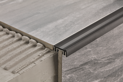 Profil schodowy z czarną nakładką gumową PODKŁAD aluminium naturalne 2,5m Srebrny