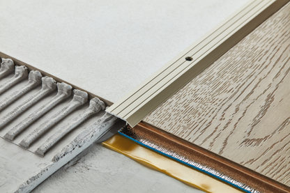 Profil progowy skośny aluminiowy 30x5mm klejony Cezar Srebrny Mat 1m